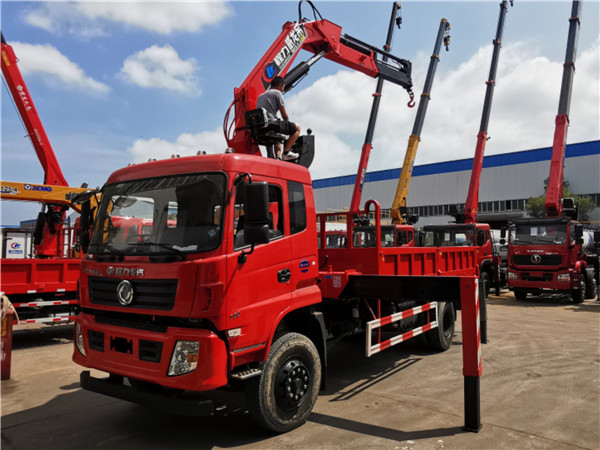東風(fēng)5100軸距專用底盤(pán)-6.3噸折臂隨車(chē)吊